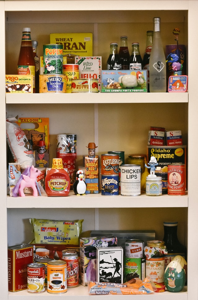 Organizzazione dello spazio nell'armadio della cucina organizzatori per  prodotti sfusi