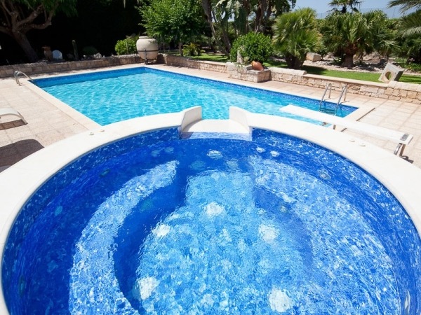 piscina con idromassaggio