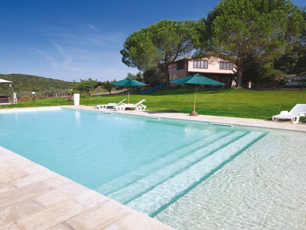 piscina con scala alla romana