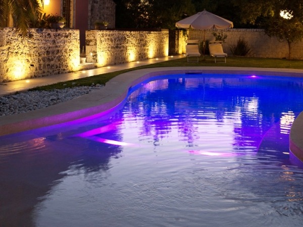 piscina di design illuminata