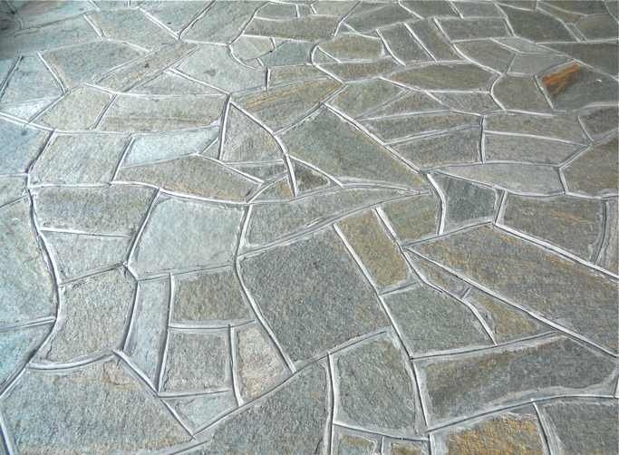 Piazzali in pietra con pavimentazione a mosaico opus incertum